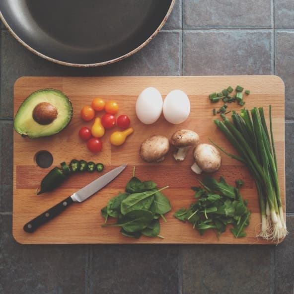 Légumes frais sur une planche à découper