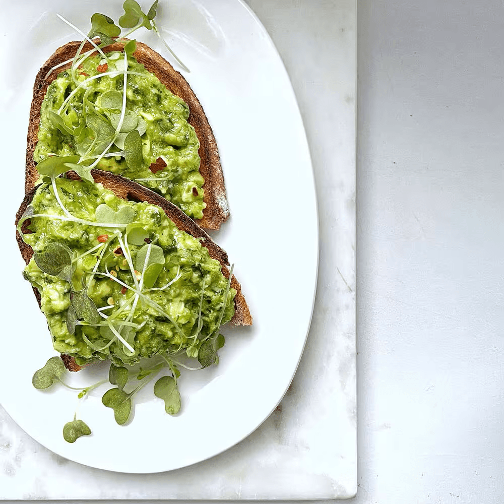 Toast à l'avocat et à la roquette chimichurri